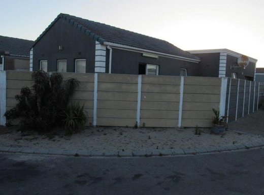 4 Schlafzimmer Haus zum Kauf in Strandfontein