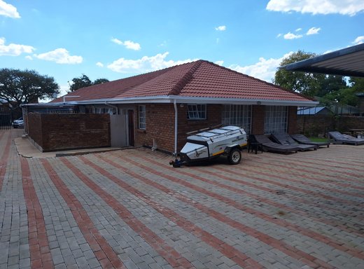 7 Schlafzimmer Haus zur Miete in Garsfontein