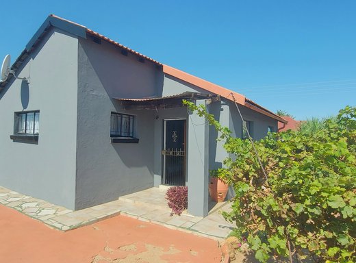 3 Schlafzimmer Haus zum Kauf in Mmabatho