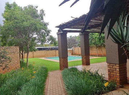 2 Schlafzimmer Gesicherter Wohnkomplex zur Miete in Garsfontein
