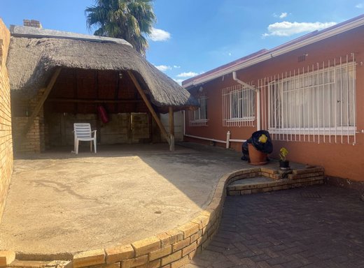 4 Schlafzimmer Haus zur Miete in Krugersdorp West