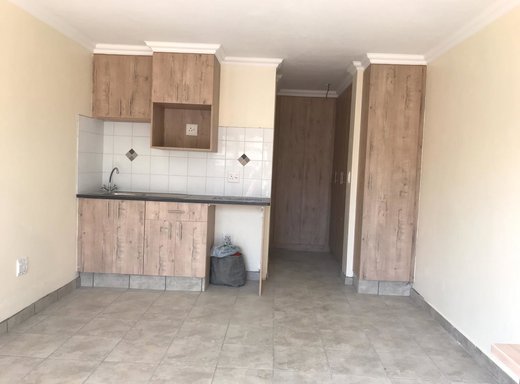 2 Schlafzimmer Studio zur Miete in Rietfontein