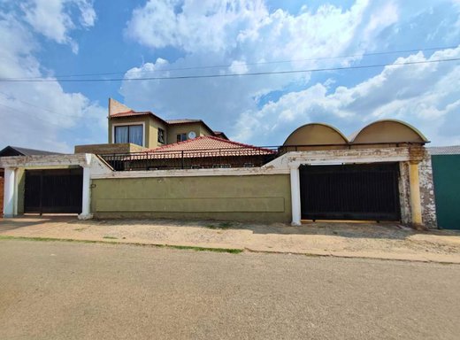 5 Schlafzimmer Haus zum Kauf in Dobsonville