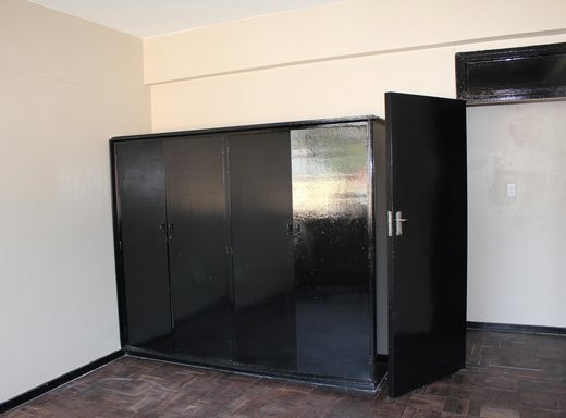 3 Schlafzimmer Etagenwohnung zur Miete in Yeoville