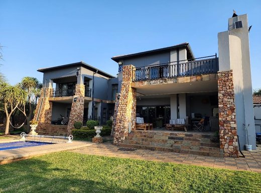 4 Schlafzimmer Luxusanwesen zum Kauf in Leeuwfontein