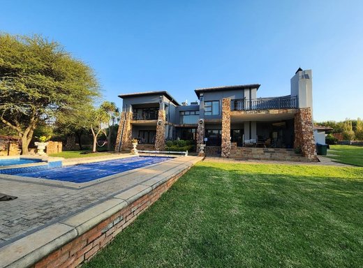 4 Schlafzimmer Luxusanwesen zum Kauf in Leeuwfontein