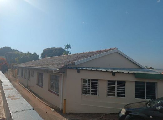 9 Schlafzimmer Haus zum Kauf in Isipingo Rail