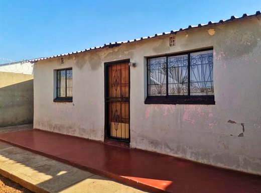2 Schlafzimmer Haus zum Kauf in Dobsonville