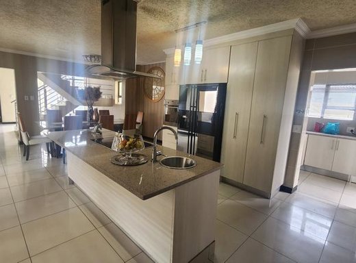 4 Schlafzimmer Haus zum Kauf in Zambezi Country Estate