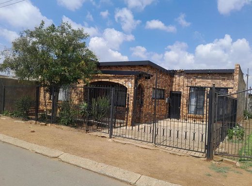 2 Schlafzimmer Haus zur Miete in Naledi