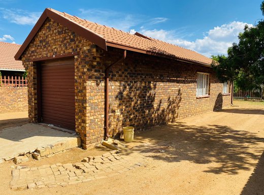 2 Schlafzimmer Haus zum Kauf in Mmabatho