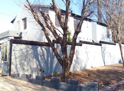 4 Schlafzimmer Haus zur Miete in Johannesburg North