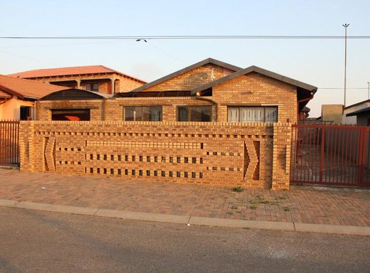 4 Schlafzimmer Haus zum Kauf in Dobsonville