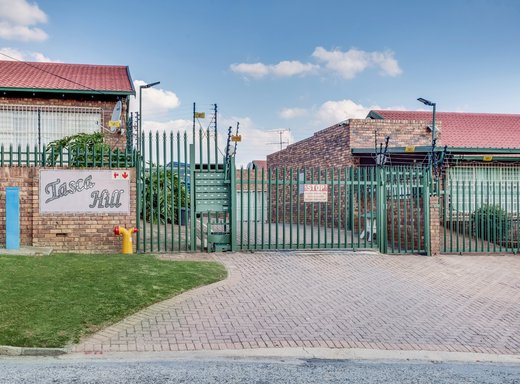 2 Schlafzimmer Reihenhaus zum Kauf in Krugersdorp North