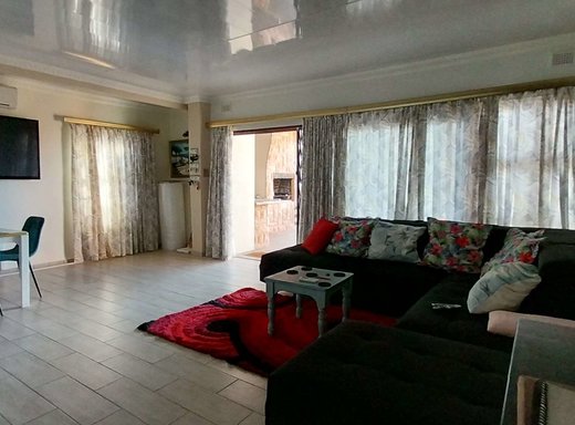 3 Schlafzimmer Haus zum Kauf in Uvongo Beach