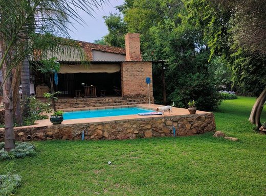11 Schlafzimmer Kleinsiedlung zum Kauf in Leeuwfontein