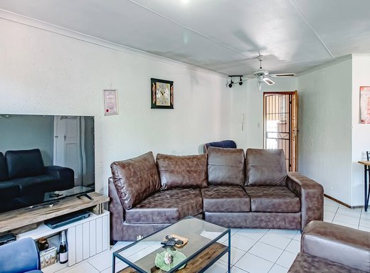 3 Schlafzimmer Reihenhaus zum Kauf in Pretoria West