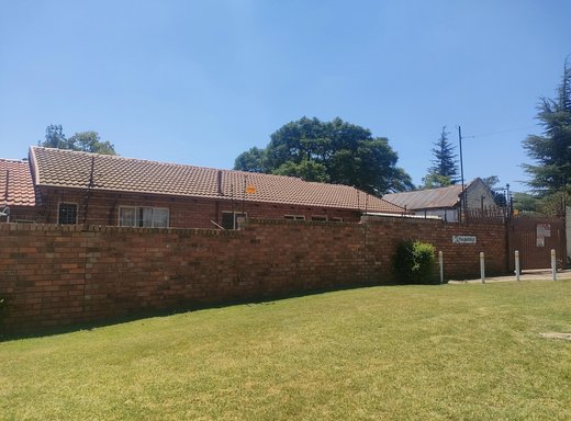 4 Schlafzimmer Reihenhaus zum Kauf in Krugersdorp North