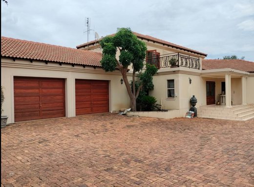 4 Schlafzimmer Haus zur Miete in Leeuwfontein