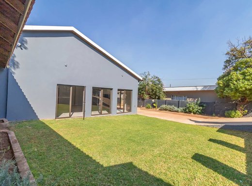 9 Schlafzimmer Haus zur Miete in Krugersdorp North