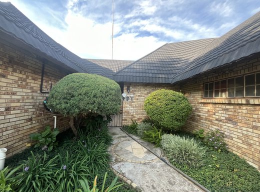 4 Schlafzimmer Farm zum Kauf in Potchefstroom Rural