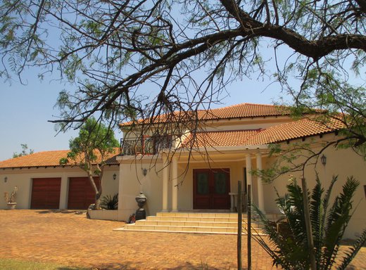 4 Schlafzimmer Haus zur Miete in Leeuwfontein
