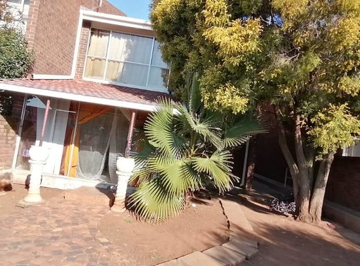 3 Schlafzimmer Duplex zum Kauf in Stilfontein