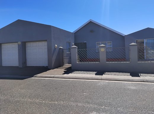 3 Schlafzimmer Haus zum Kauf in Strandfontein