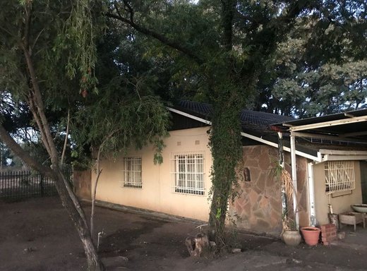 5 Schlafzimmer Kleinsiedlung zur Miete in Hartbeespoort Rural