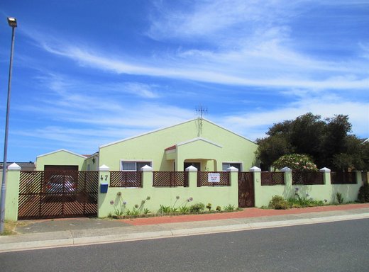 4 Schlafzimmer Haus zum Kauf in Strandfontein