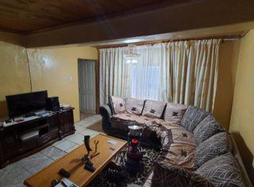 3 Schlafzimmer Haus zum Kauf in Khayamnandi