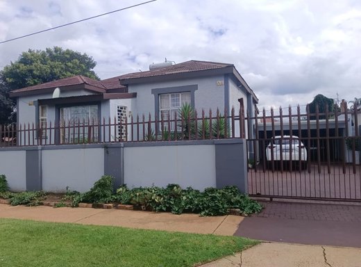 4 Schlafzimmer Haus zum Kauf in Krugersdorp West