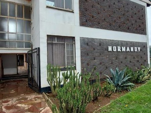 1 Schlafzimmer Wohnung zum Kauf in Randfontein Central