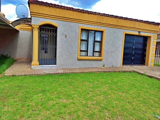 3 Schlafzimmer Haus zum Kauf in Mandela View