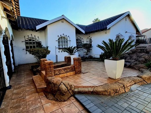 5 Schlafzimmer Haus zum Kauf in Stilfontein