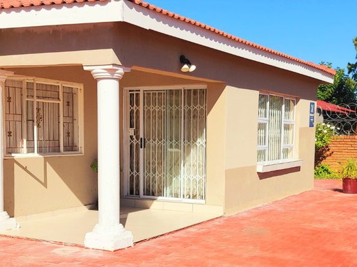 3 Schlafzimmer Haus zum Kauf in Mmabatho