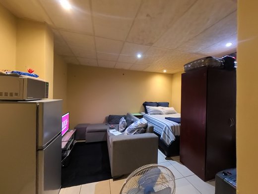 1 Schlafzimmer Etagenwohnung zum Kauf in Pretoria Central