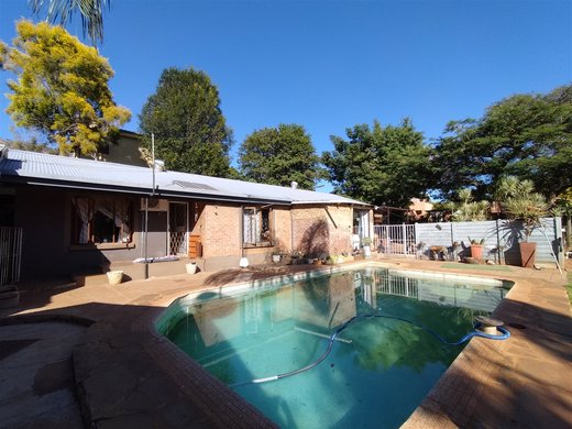 9 Schlafzimmer Haus zum Kauf in Pretoria North