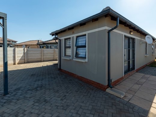 3 Schlafzimmer Gesichertes Anwesen zur Miete in Pretoria West