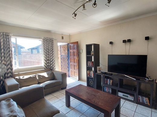 2 Schlafzimmer Reihenhaus zum Kauf in Rietfontein