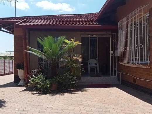 4 Schlafzimmer Haus zum Kauf in Pretoria West