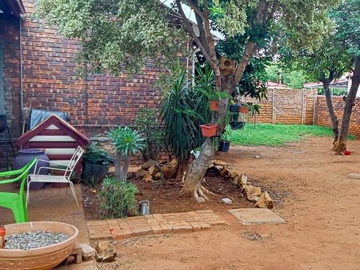9 Schlafzimmer Haus zum Kauf in Pretoria North