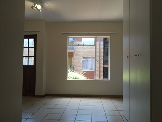 1 Schlafzimmer Etagenwohnung zur Miete in Braamfontein Werf