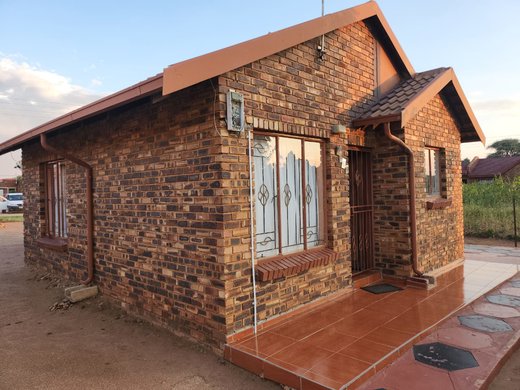 2 Schlafzimmer Haus zum Kauf in Mmabatho
