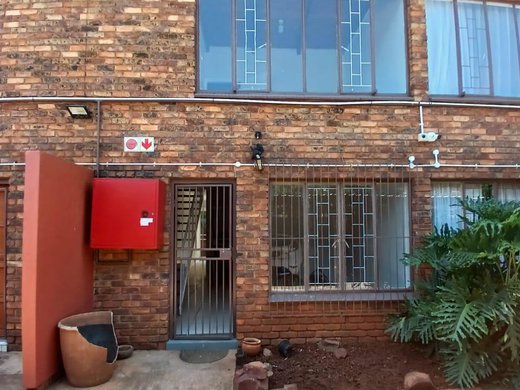 2 Schlafzimmer Duplex zum Kauf in Pretoria North