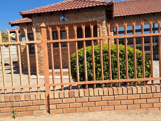 4 Schlafzimmer Haus zum Kauf in Madiba Park