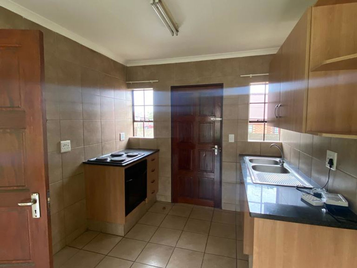 3 Bedroom Simplex To Rent in Thatch Hill Estate