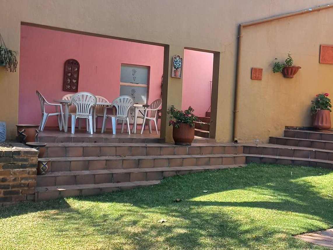 6 Bedroom House For Sale in Roodekrans
