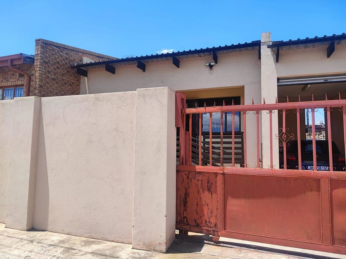 2 Bedroom House For Sale in Meadowlands