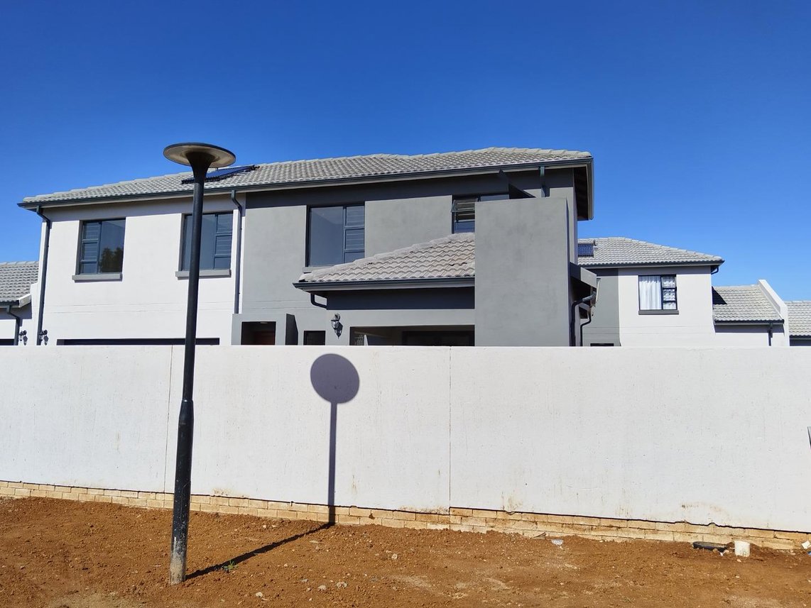 3 Bedroom Townhouse For Sale in Theresapark